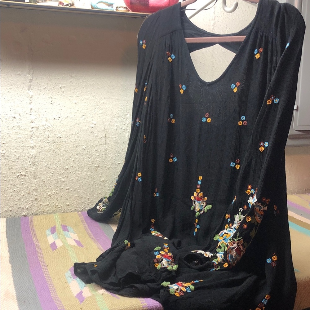 🖤Free People Black Dress with Colorful Embroidery Flowers and elastic sleeves 🖤